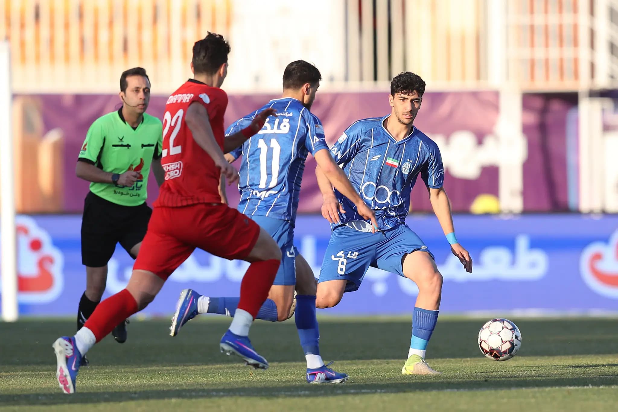 دیدار تیم های استقلال ایران و تراکتور