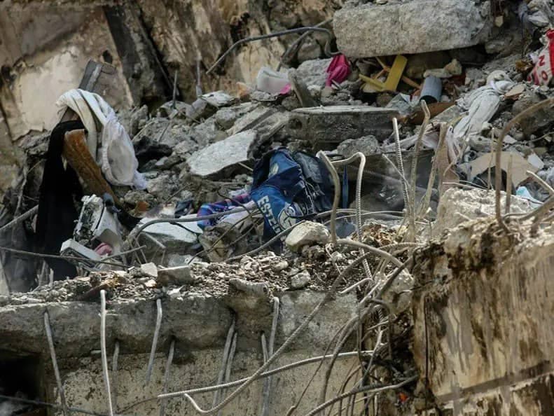 قهرمان کوچک آبی زیر تلی از خاک