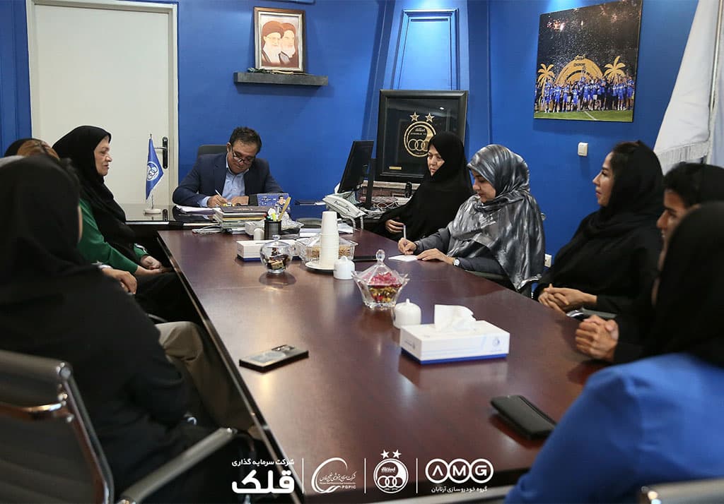 نشست صبحگاهی بانوان استقلال به میزبانی تاجرنیا