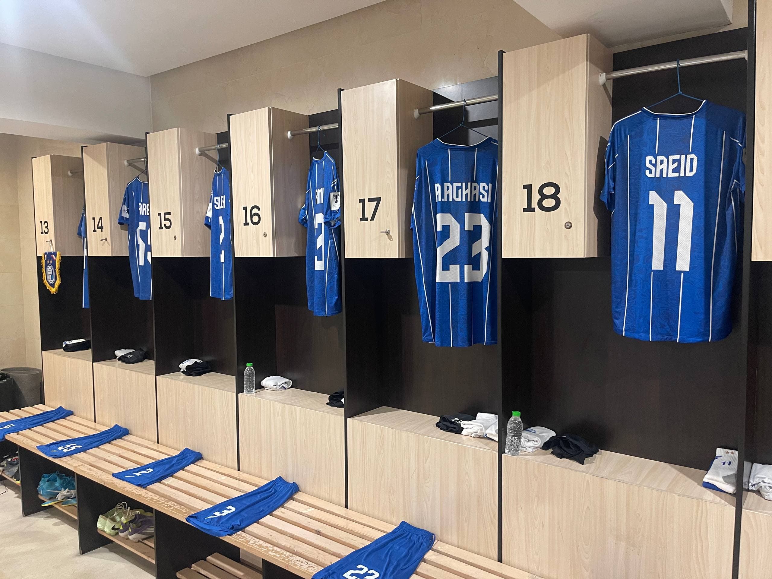 رختکن تیم استقلال پیش از ورود اعضای این تیم به ورزشگاه برای مصاف با المحرق