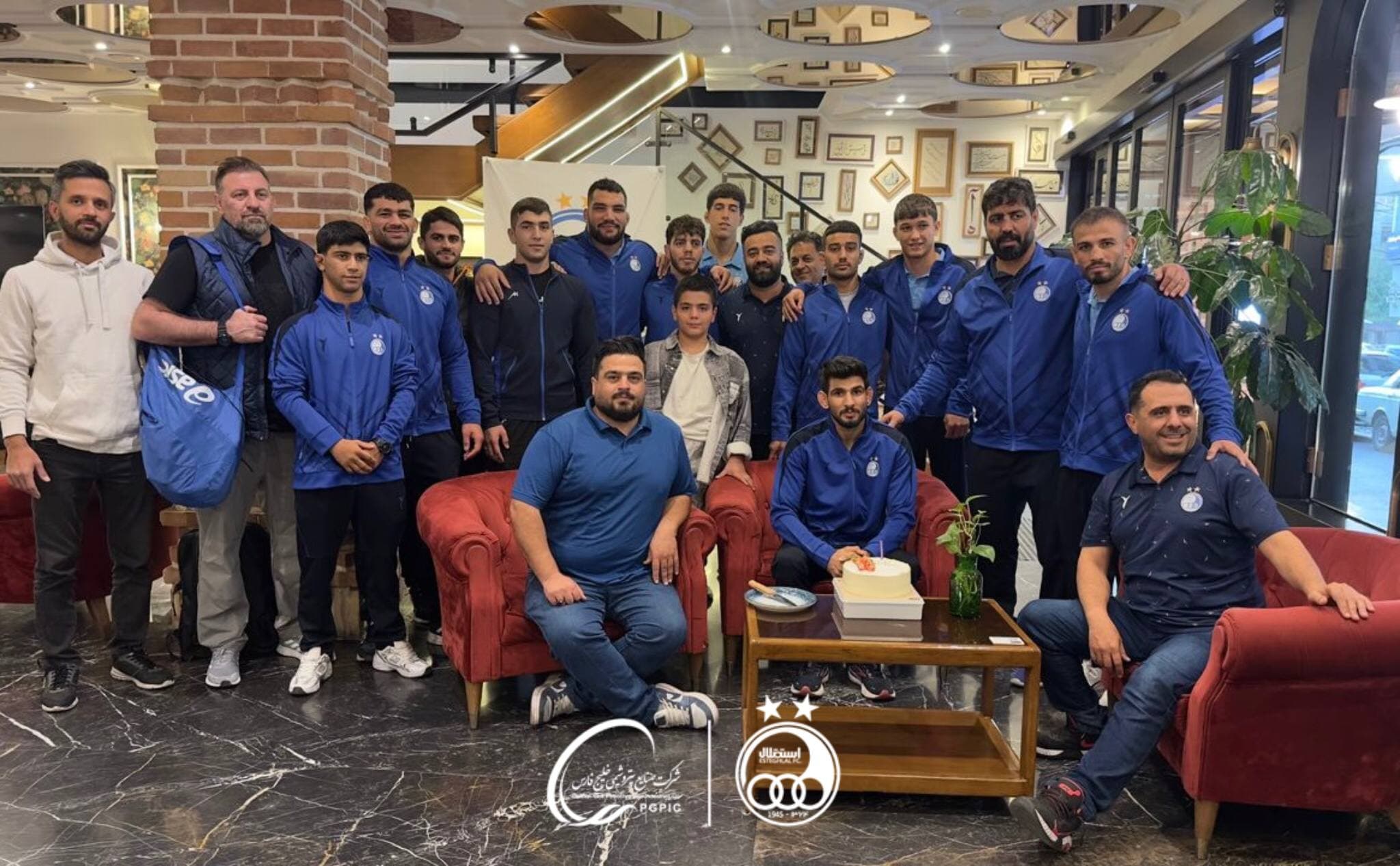 سورپرایز عنواندار جهان در هتل؛ علیرضا نجاتی در کنار استقلال ۲۷ سالگیاش را جشن گرفت