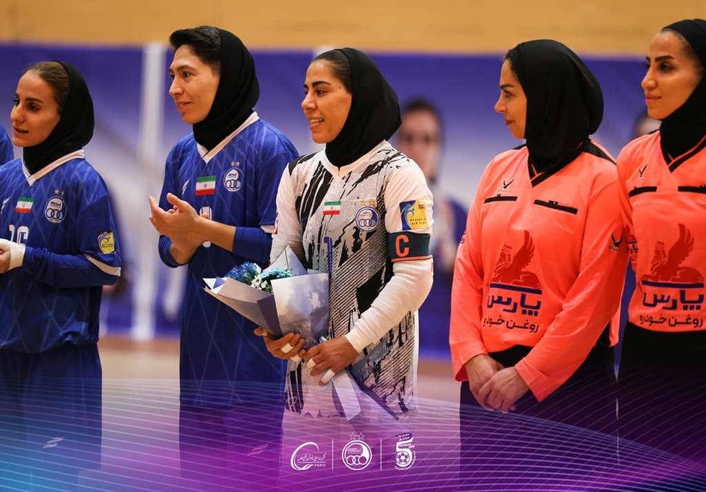 آیین احترام پیش از تقابل استقلال و مس؛ لیگ برتر فوتسال بانوان با رنگ ملی