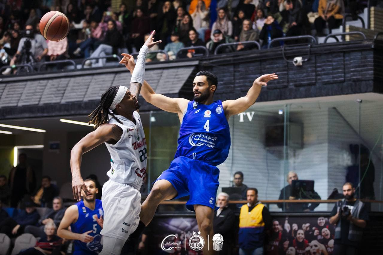 تصاویری از مصاف دور رفت استقلال و طبیعت/هفته ۱۰ لیگ برتر بسکتبال ۱۴۰۴