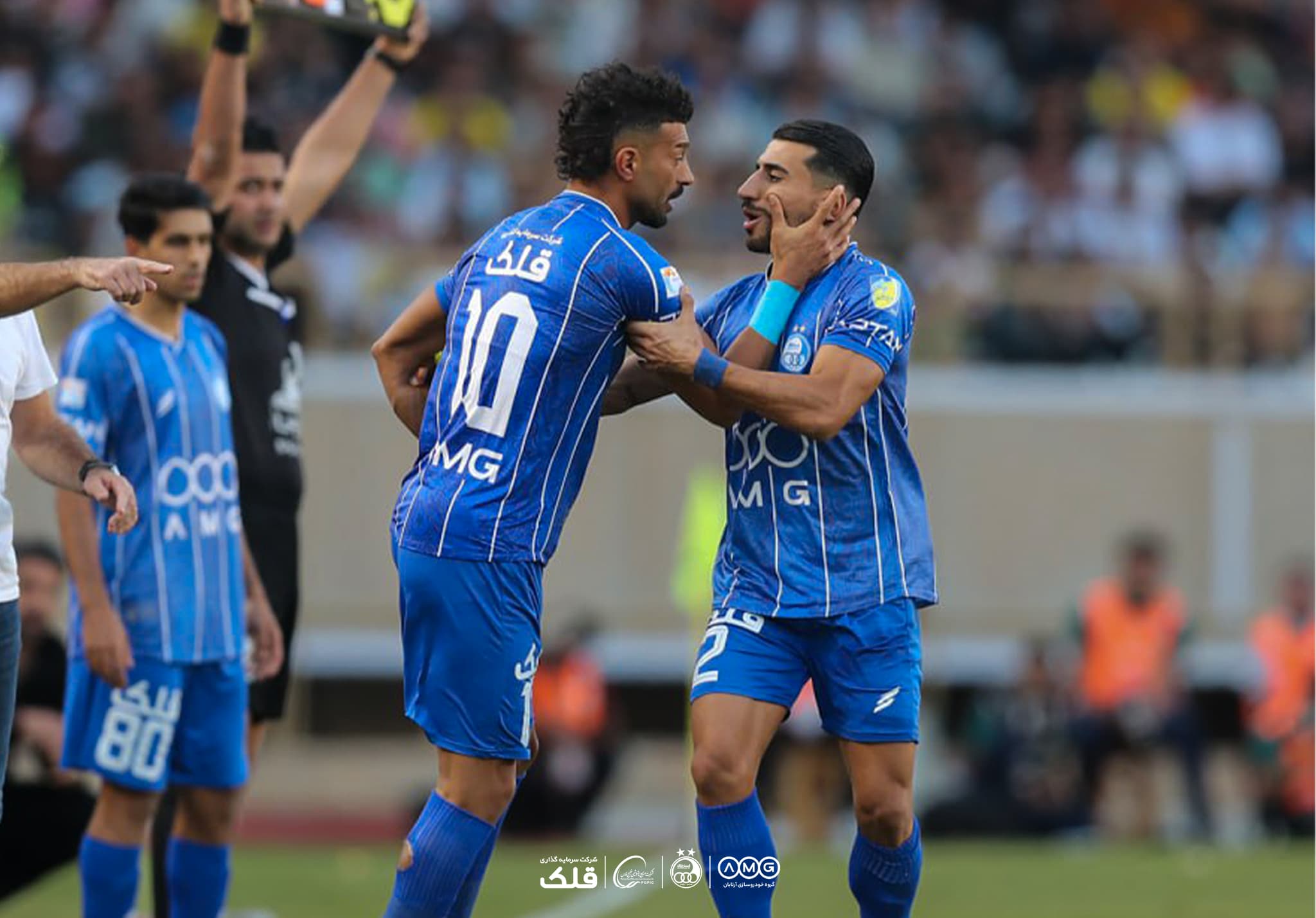 بازوبند کاپیتانی استقلال روی قلب هواداران