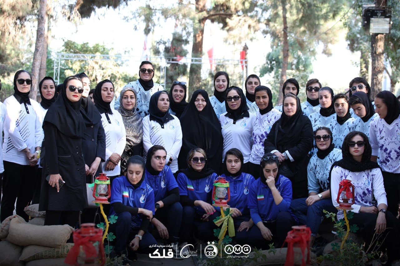 تصاویری از زیارت بانوان استقلال از مزار شهدا