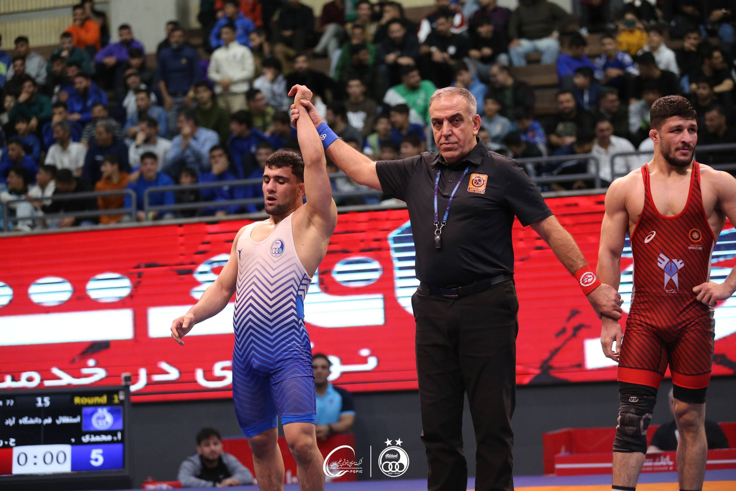 استقلال نخستین فینالیست لیگ برتر کشتی فرنگی؛ حمایت پرشور تماشاگران از شاگردان روحالله میکائیلی