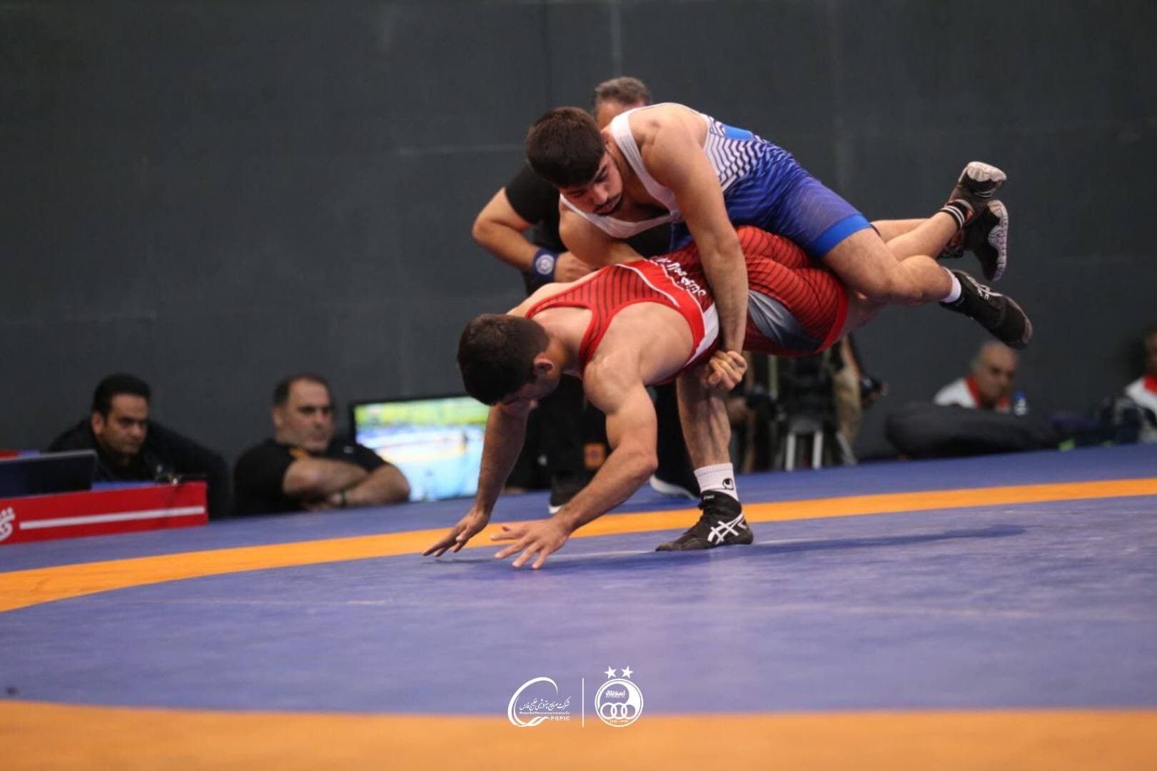 جدال آبیپوشان استقلال قم برابر کشتیگیران دانشگاه آزاد در مرحله نیمهنهایی لیگ برتر کشتی فرنگی ایران