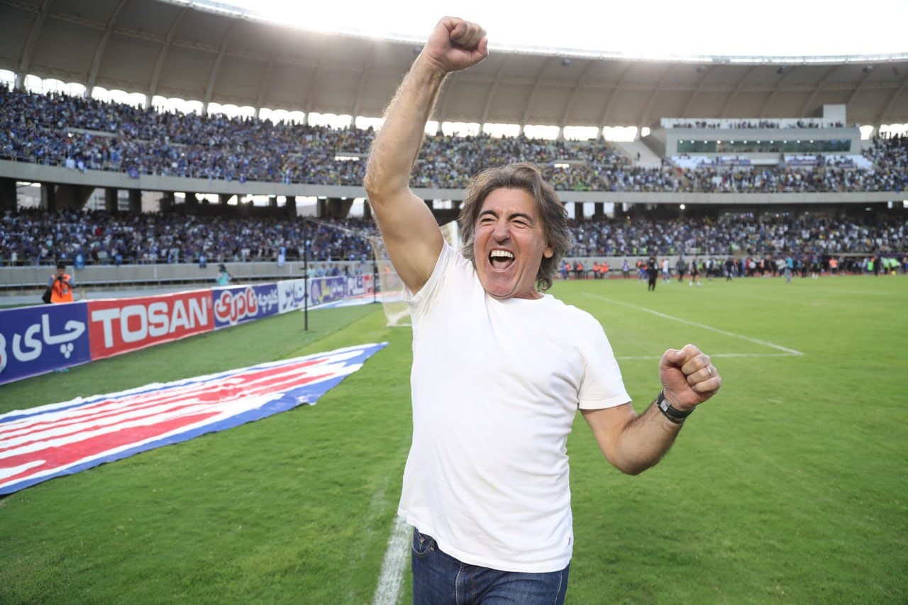 سومین برد با سه گل؛ استقلال با فجر، سرود صدر خواند